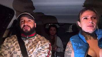 Motorista de aplicativo pega uma passageira que tinha acapado de fazer aniversário não aguentamos e pedimos pra chupar ela toda de presente ate ela gozar gostoso nassa boca