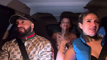 Motorista de aplicativo pega uma passageira que tinha acapado de fazer aniversário não aguentamos e pedimos pra chupar ela toda de presente ate ela gozar gostoso nassa boca