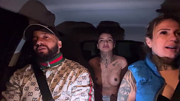 Motorista de aplicativo pega uma passageira que tinha acapado de fazer aniversário não aguentamos e pedimos pra chupar ela toda de presente ate ela gozar gostoso nassa boca