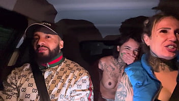 Motorista de aplicativo pega uma passageira que tinha acapado de fazer aniversário não aguentamos e pedimos pra chupar ela toda de presente ate ela gozar gostoso nassa boca