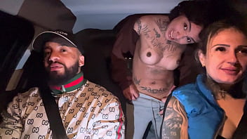 Motorista de aplicativo pega uma passageira que tinha acapado de fazer aniversário não aguentamos e pedimos pra chupar ela toda de presente ate ela gozar gostoso nassa boca