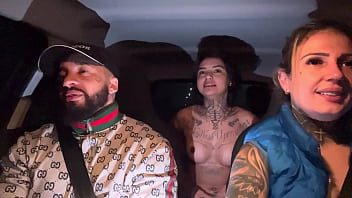 Motorista de aplicativo pega uma passageira que tinha acapado de fazer aniversário não aguentamos e pedimos pra chupar ela toda de presente ate ela gozar gostoso nassa boca