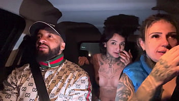 Motorista de aplicativo pega uma passageira que tinha acapado de fazer aniversário não aguentamos e pedimos pra chupar ela toda de presente ate ela gozar gostoso nassa boca