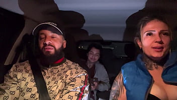 Motorista de aplicativo pega uma passageira que tinha acapado de fazer aniversário não aguentamos e pedimos pra chupar ela toda de presente ate ela gozar gostoso nassa boca