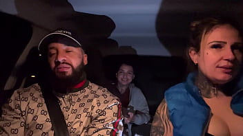 Motorista de aplicativo pega uma passageira que tinha acapado de fazer aniversário não aguentamos e pedimos pra chupar ela toda de presente ate ela gozar gostoso nassa boca