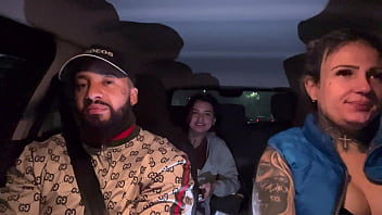 Motorista de aplicativo pega uma passageira que tinha acapado de fazer aniversário não aguentamos e pedimos pra chupar ela toda de presente ate ela gozar gostoso nassa boca