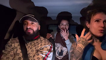 Motorista de aplicativo pega uma passageira que tinha acapado de fazer aniversário não aguentamos e pedimos pra chupar ela toda de presente ate ela gozar gostoso nassa boca