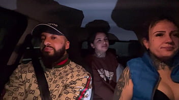 Motorista de aplicativo pega uma passageira que tinha acapado de fazer aniversário não aguentamos e pedimos pra chupar ela toda de presente ate ela gozar gostoso nassa boca