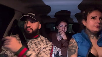 Motorista de aplicativo pega uma passageira que tinha acapado de fazer aniversário não aguentamos e pedimos pra chupar ela toda de presente ate ela gozar gostoso nassa boca