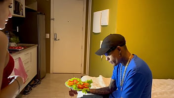 Que gostosa minha melhor amiga passando na minha frente de calcinha fio dental e jogando a bunda na minha cara e eu com a salada na mão sem saber o que fazer completo nox e no head