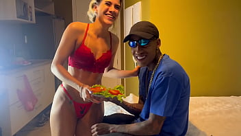 Que gostosa minha melhor amiga passando na minha frente de calcinha fio dental e jogando a bunda na minha cara e eu com a salada na mão sem saber o que fazer completo nox e no head