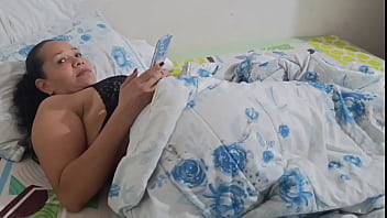 Esposa infiel que rica polla mientra hablo con mi esposo por llamada su mejor amigo me esta follando duro mi coño apretado