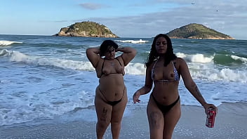 Amigas se reencontram na praia e transam em público