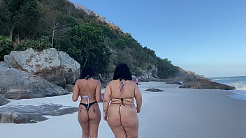 Amigas se reencontram na praia e transam em público