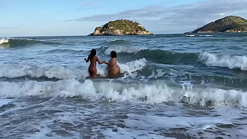 Amigas se reencontram na praia e transam em público