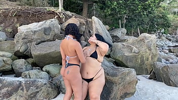 Amigas se reencontram na praia e transam em público