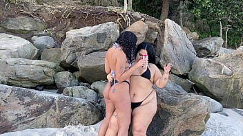 Amigas se reencontram na praia e transam em público