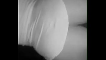 Cogiéndole todo el culo