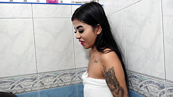 Plomero con gran verga blanca se folla a su cliente latina y morena