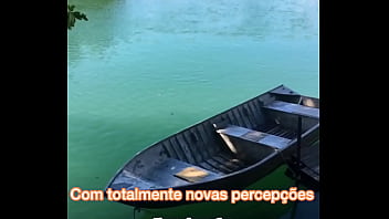 Cantor mostrando seu talento