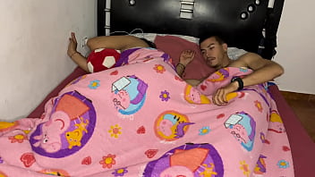 Hijastro comparte cama con su gran culo madrastra sexy milf mia sex