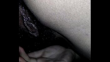 Se masturba por el culo