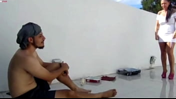 Pintor safado sem camisa provocando a dinni e olha lá ganhou uma mamada no intervalo