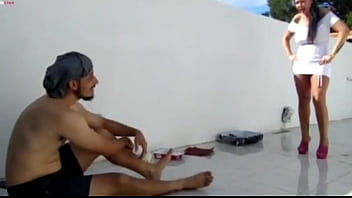 Pintor safado sem camisa provocando a dinni e olha lá ganhou uma mamada no intervalo