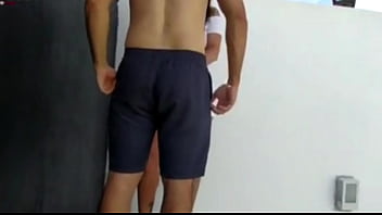 Pintor safado sem camisa provocando a dinni e olha lá ganhou uma mamada no intervalo