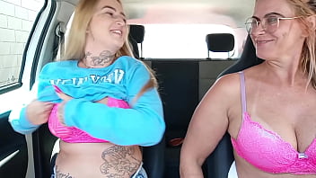 Carona com a tia gostosa acaba com dedadas na bucetinha da sobrinha safada