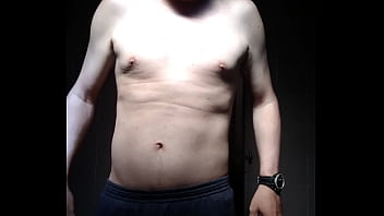 Homem sem camisa se mostrando