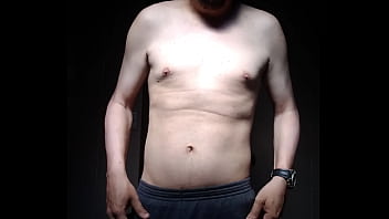 Homem sem camisa se mostrando