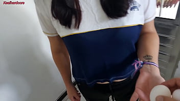 Minha vizinha jennyfer chega para me pedir ovos