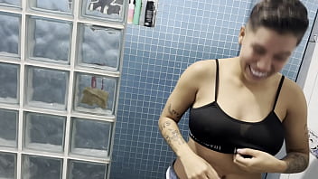 No banho com a boyceta cristal ortega gostosa peladinha