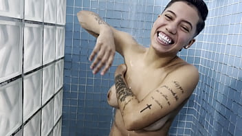 No banho com a boyceta cristal ortega gostosa peladinha