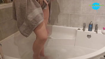 Milf scrubbing her pussy and getting turned on by it