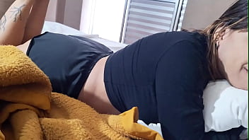 Ela divide a cama com cunhado ela e fudido com força por ele