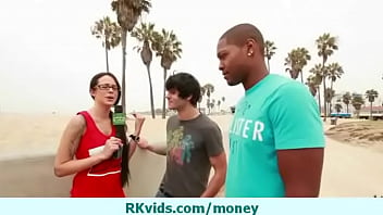 Smooth guy pays amateur chick for sex 2