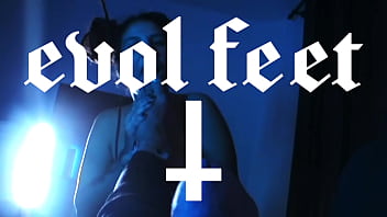 Imagine the taste of my feet on your tongue