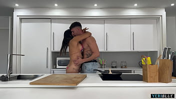 Se folla a la novia de su mejor amigo por venganza