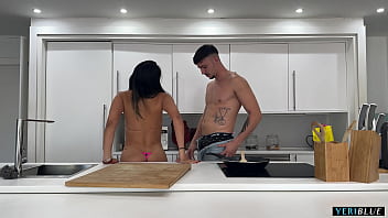 Se folla a la novia de su mejor amigo por venganza