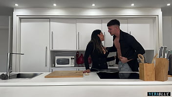 Se folla a la novia de su mejor amigo por venganza