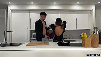 Se folla a la novia de su mejor amigo por venganza