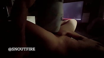 Rabuda vendo machos batendo punheta e gozando na siririca esfregando a buceta