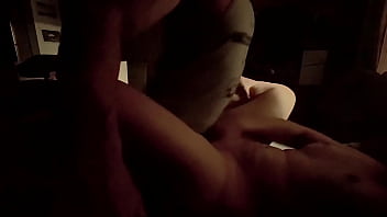 Rabuda vendo machos batendo punheta e gozando na siririca esfregando a buceta