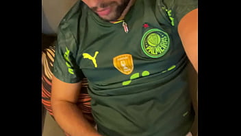 Torcedor Do Palmeiras Comemorando Vitoria Do Jogo Com Uma Boa Leitada thumbnail