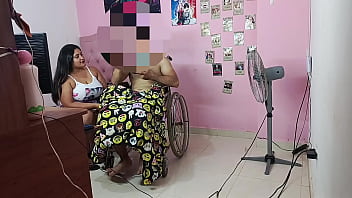 Niñera se folla a su hermanastro en cilla de ruedas
