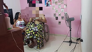 Niñera se folla a su hermanastro en cilla de ruedas