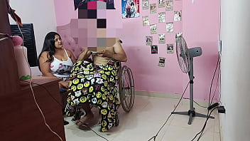 Niñera se folla a su hermanastro en cilla de ruedas