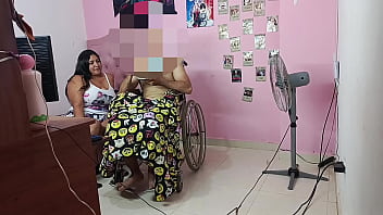 Niñera se folla a su hermanastro en cilla de ruedas